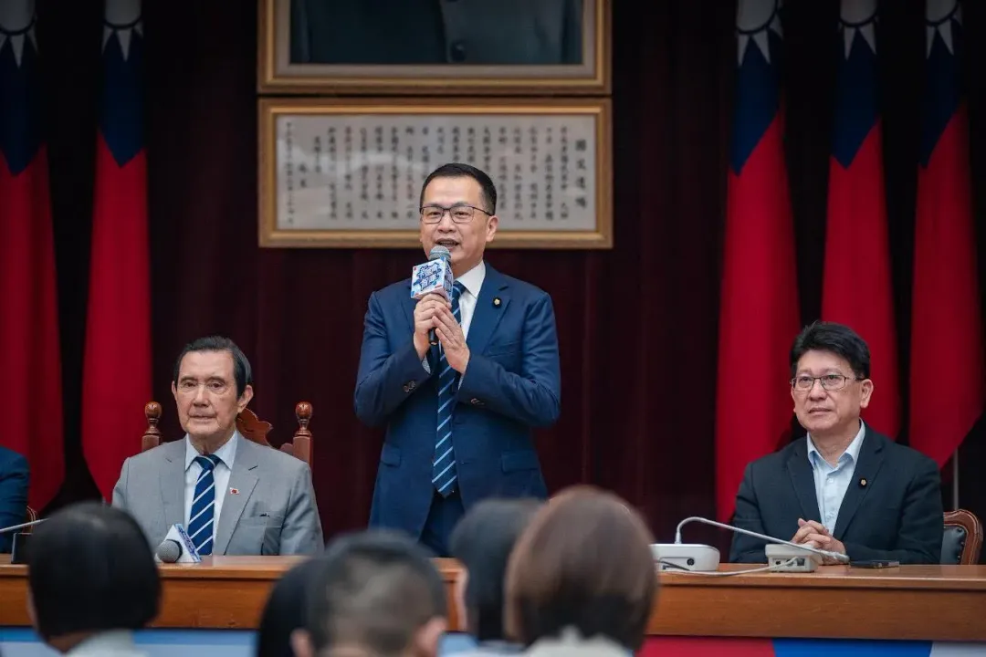 馬英九參加羅智強舉辦的「新國會智庫」成立茶會。(圖/翻攝羅智強臉書)