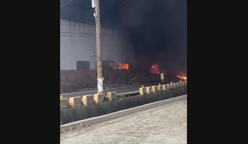 高雄市林園區廣應里頂磘溝119巷一處鐵皮屋傳出火警。(圖/翻攝畫面)