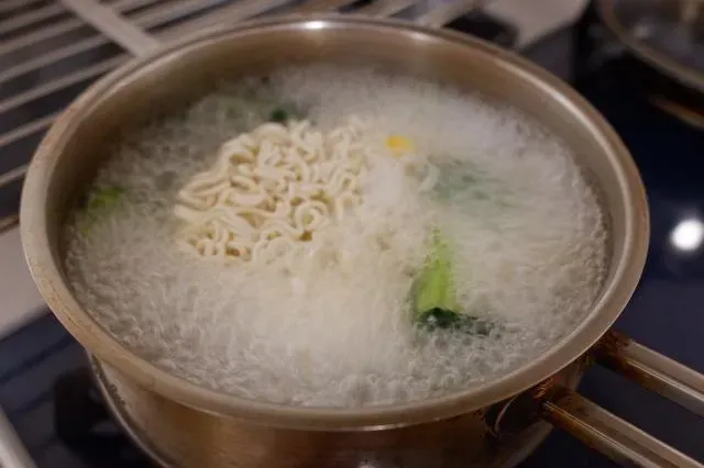 鋁鍋如果遇到酸性東西,鋁就容易釋出,因此用鋁鍋時,不要放進韓國泡菜、番茄等酸性食物。(示意圖/photoAC)