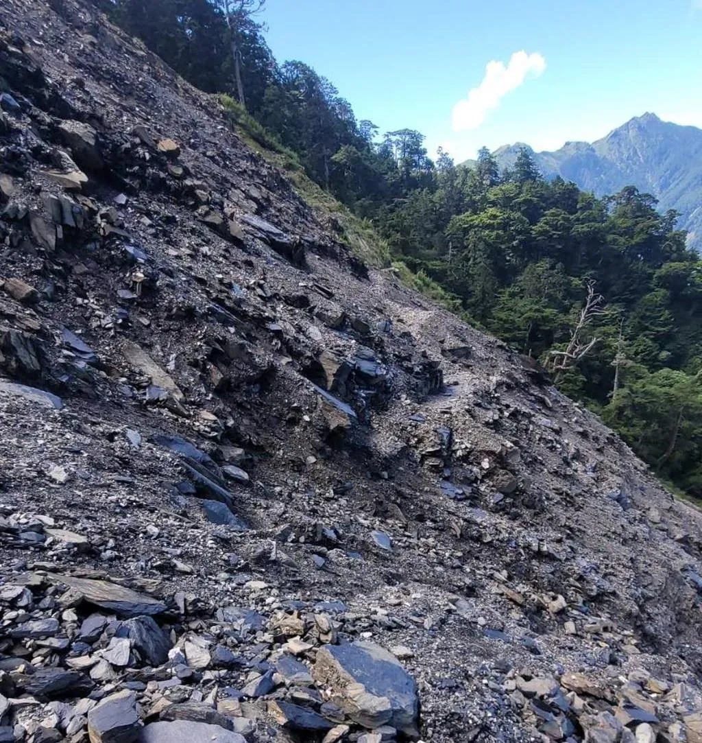 能高越嶺步道西段屯原入口處最近飽受颱風、地震蹂躪,原本就脆弱的地質狀況更增危險。(圖/林業署南投分署提供)
