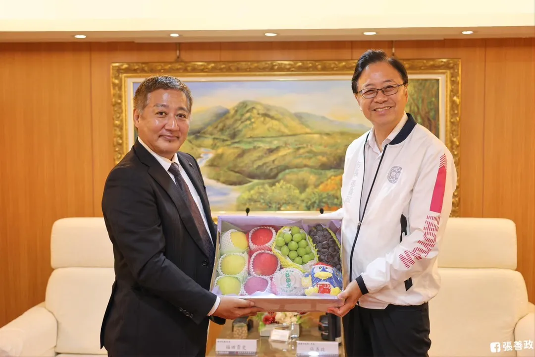 唐吉訶德台灣社長福田貴史(左)拜訪桃園市長張善政(右)。(圖/翻攝自張善政臉書)