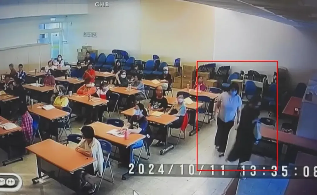 齊廷洹在演講空檔收到徐女訊息後，氣得直接拿著隨身包包走下台，徐姓女承辦人緊跟在後不斷道歉。（圖／翻攝畫面）