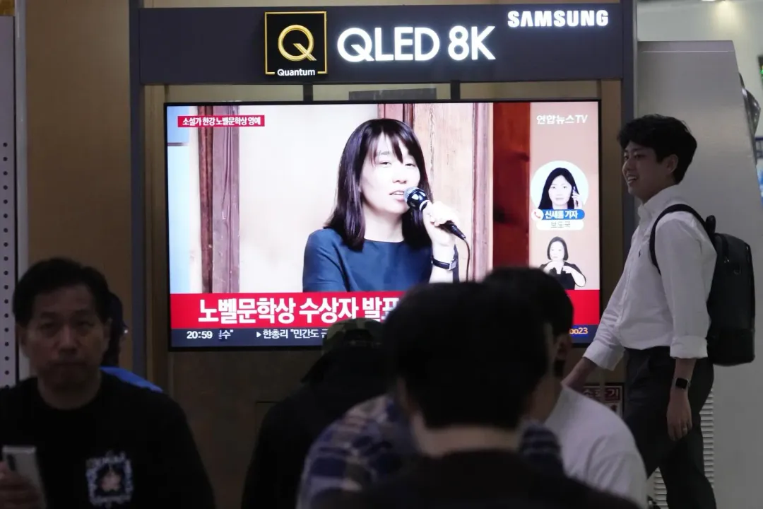 韓江得獎當時,韓全國媒體轉播報導。(圖/美聯社)