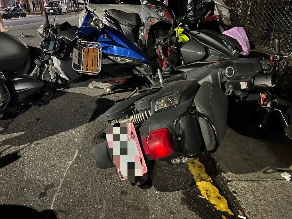 被翁男駕駛的BMW連續撞擊的26台機車。（圖／翻攝畫面）