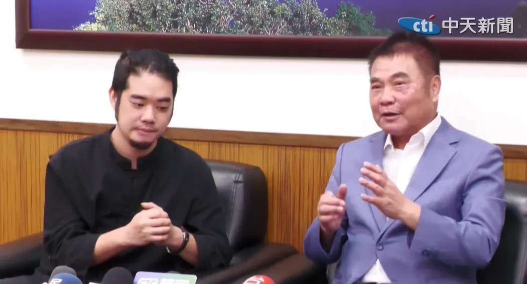 鍾東錦(右)誠意獲得齊廷洹(左)諒解。(圖/中天新聞)