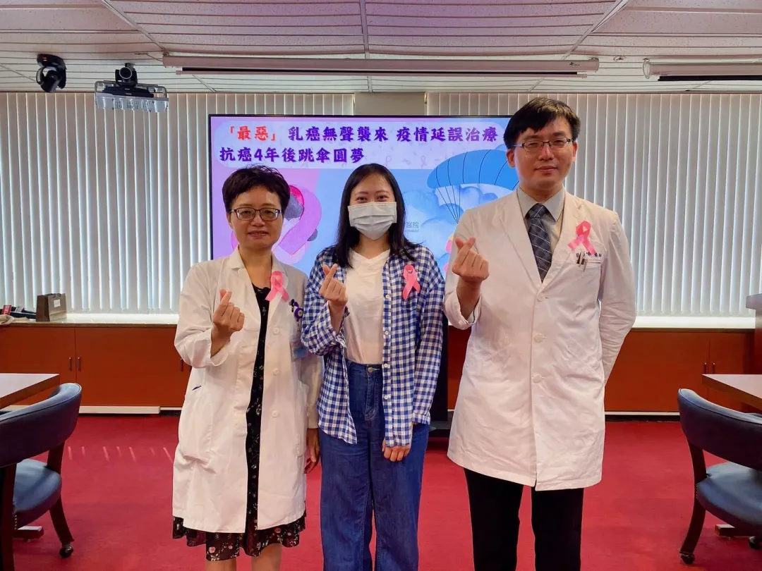 乳癌患者賴小姐（中）抗癌成功，17日在台中榮總團隊陪同下分享治療過程。（圖／台中榮總）