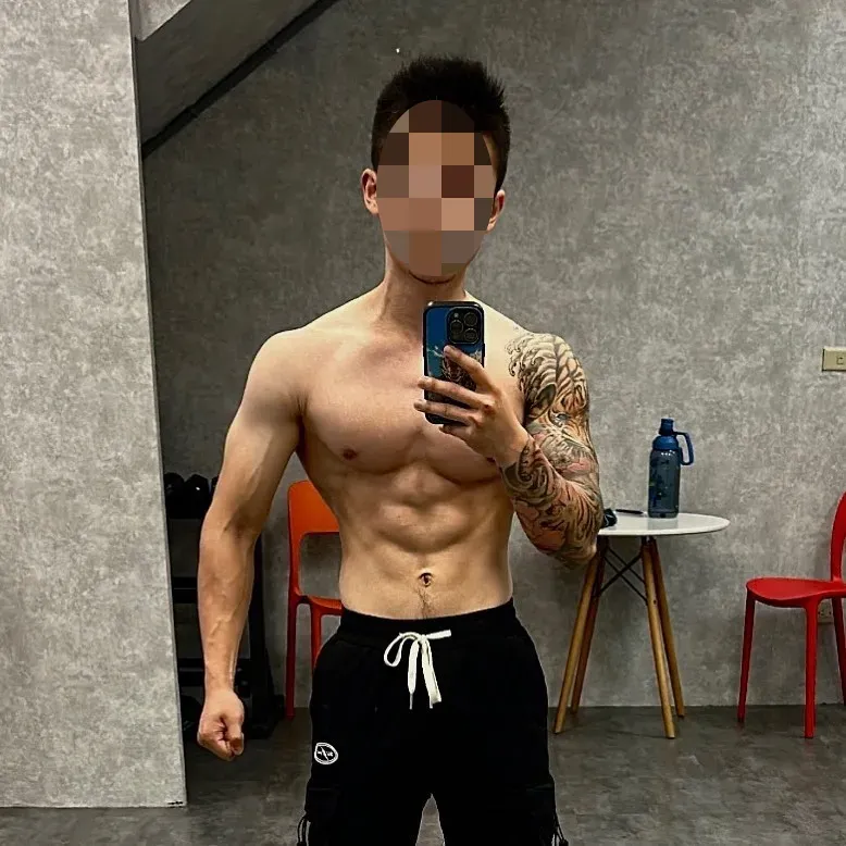 葉姓教練常在社群平台曬健美身材,怎知他一身強壯竟是欺負弱小的力量。(圖/翻攝葉男IG)