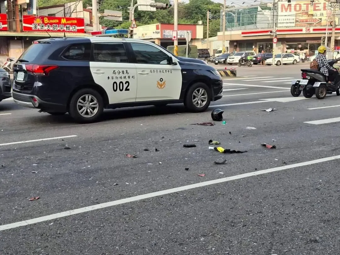 肇事現場，機車零件散落路面，機車騎士傷重不治。（圖／警方提供）