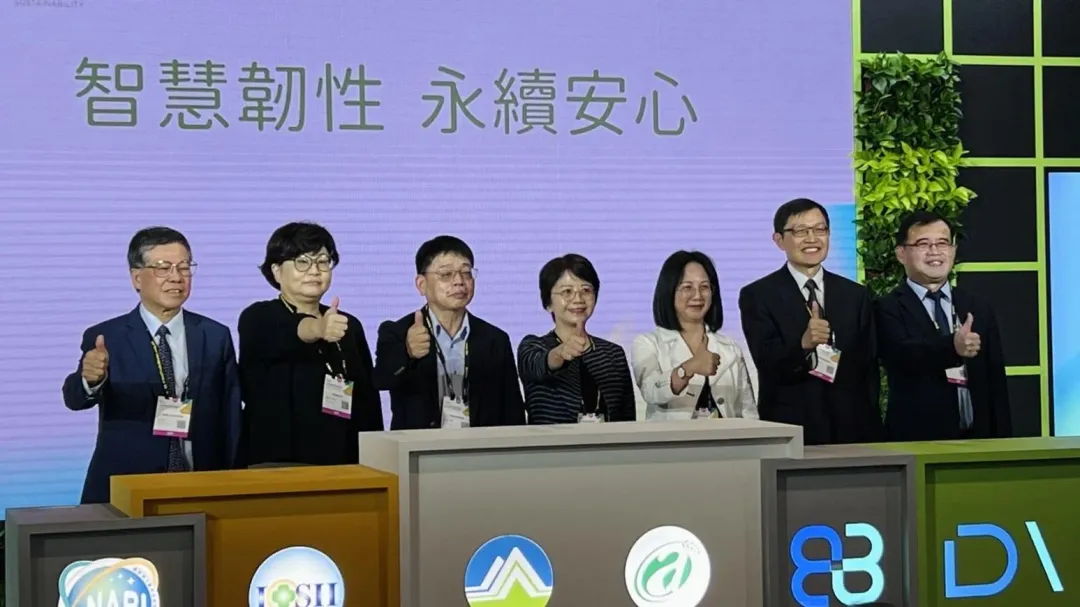 2024台灣創新技術博覽會永續發展館開展,由國家原子能科技研究院院長高梓木(左起)、勞動部勞動及職業安全衛生研究所主任秘書陳毓雯、環境部資源循環署副署長林健三、農業部司長李紅曦、經濟部能源署主任秘書翁素真、經濟部產業發展署主任秘書林德生及經濟部國營事業管理司副司長劉起孝等7個機關,長官共同合影。(圖/農業部提供)