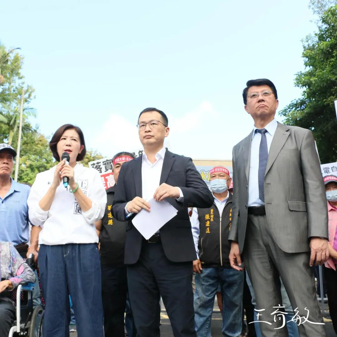 立委羅智強和謝龍介也到場聲援。（圖／王育敏臉書）