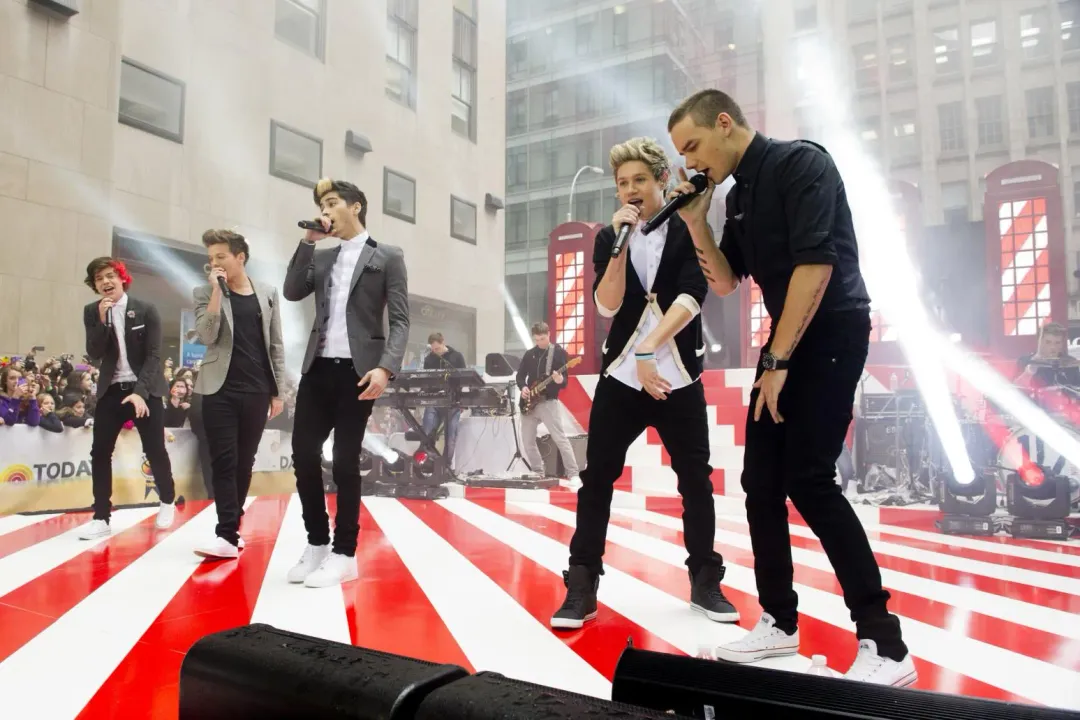 一世代成員（右起）連恩和奈爾（Niall Horan）、贊恩（Zayn Malik）、路易斯（Louis Tomlinson）、哈利（Harry Styles）自2015年後就未再同台，沒想到先等來連恩墜樓身亡消息。（圖／美聯社）
