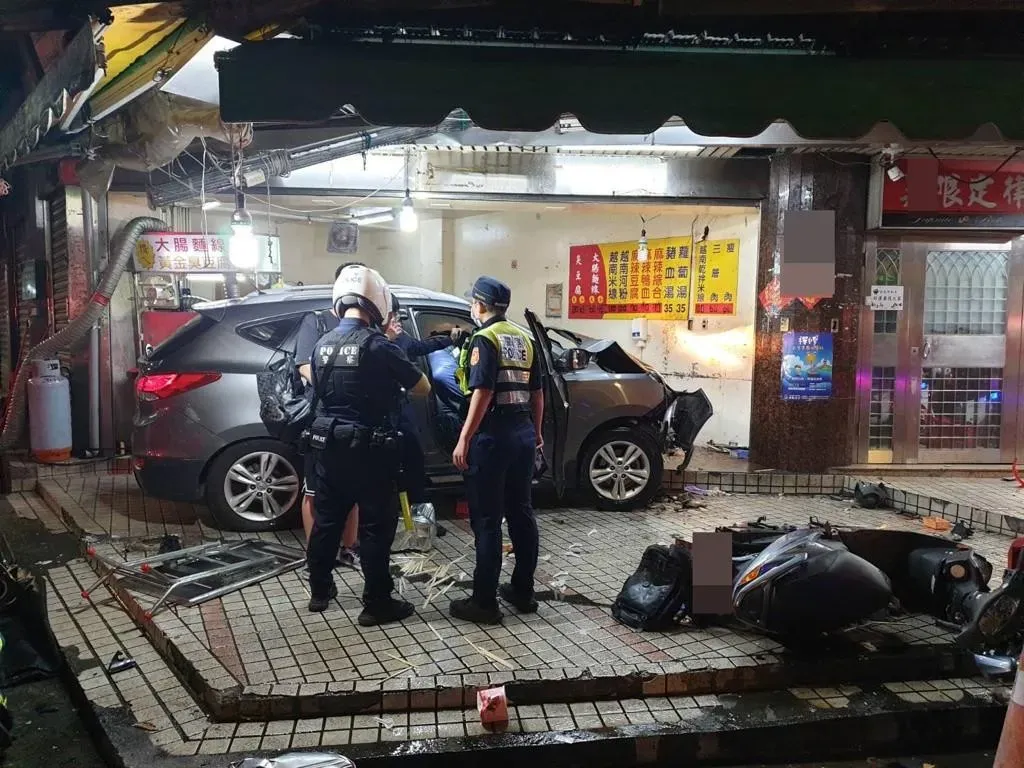 一名15歲少年昨天(17日)無照駕駛上路,在台北市內湖區失控撞死3名無辜民眾
