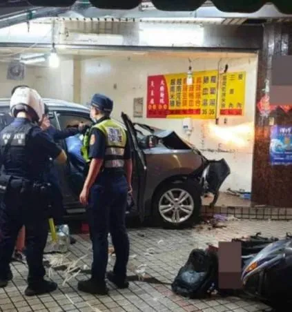 內湖區東湖市場昨(17)日一名15歲少年偷開祖父的銀灰色轎車,造成3死2傷。(圖/翻攝自記者爆料網)