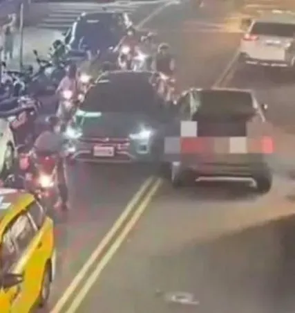 內湖區東湖市場昨(17)日一名15歲少年偷開外祖父的銀灰色轎車,造成3死2傷。(圖/翻攝自記者爆料網)