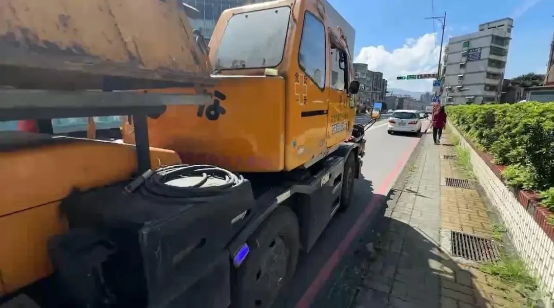 基隆七堵區發生嚴重車禍,一台工程車與一輛普重機相撞。(圖/警方提供)