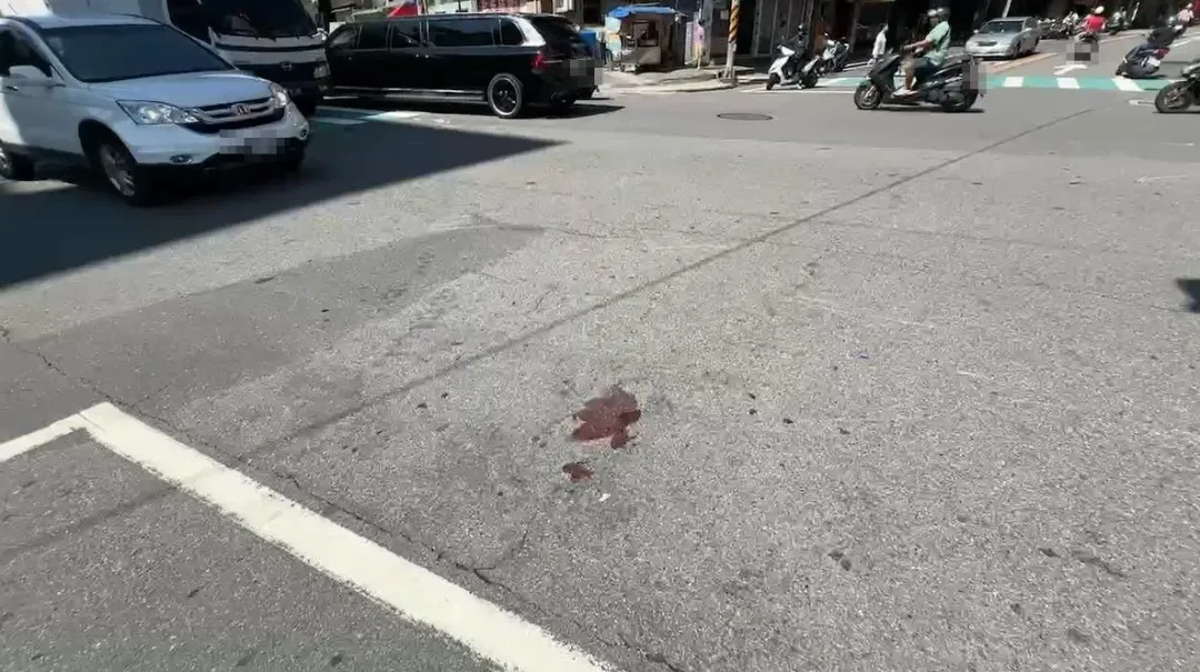 地面血跡。(圖/警方提供)