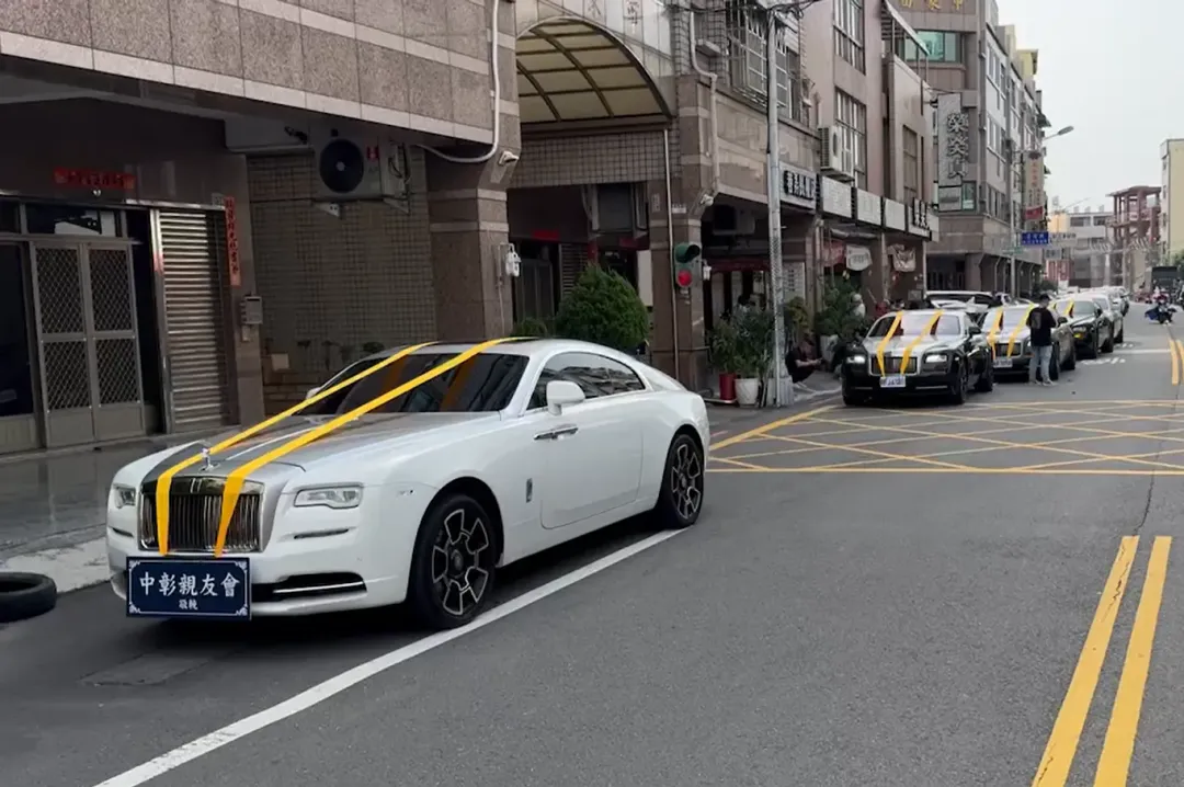 送行車隊為首的車輛掛有「中彰親友會」的牌子，路上名車大陣仗排開。（圖／中天新聞）