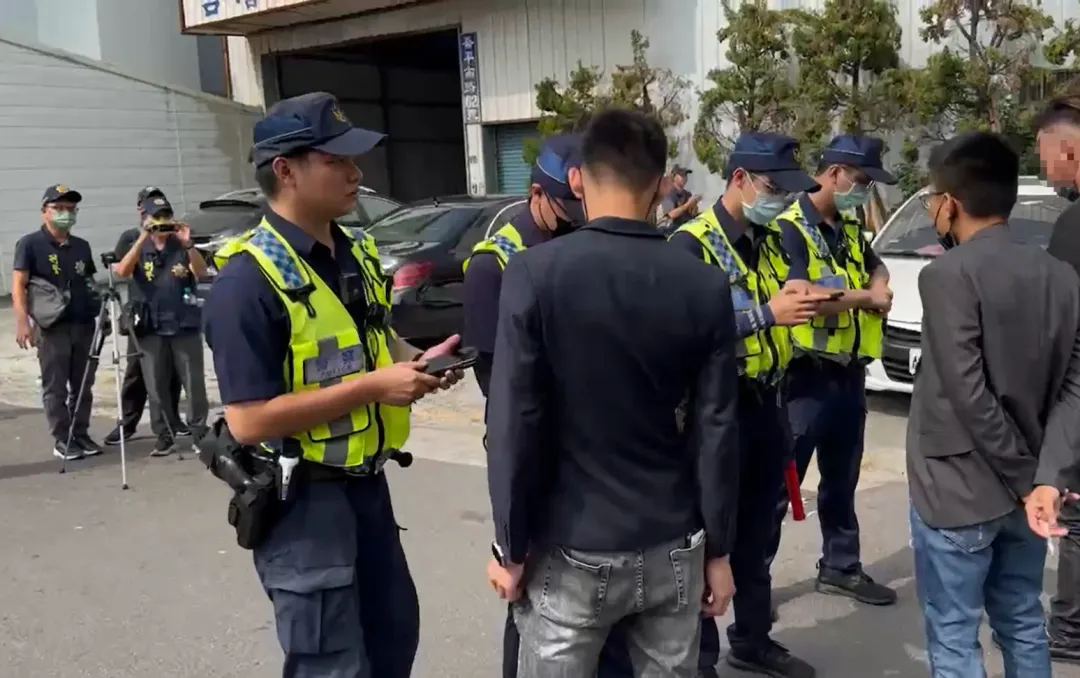 彰化警方出動百名警力到場蒐證紀錄，就怕出了差池。（圖／中天新聞）