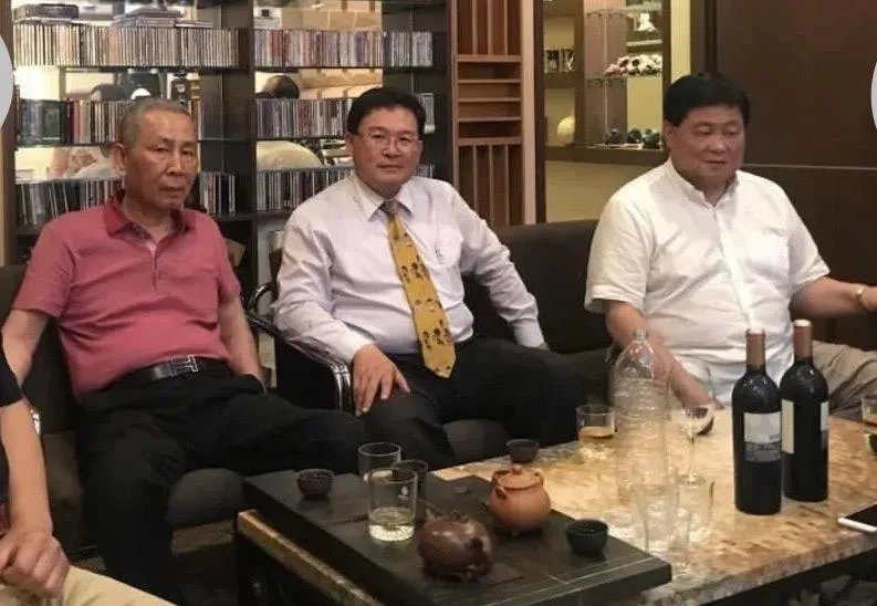 許炏立（左1）和顏清標（右1）交情匪淺。（圖／中天新聞）