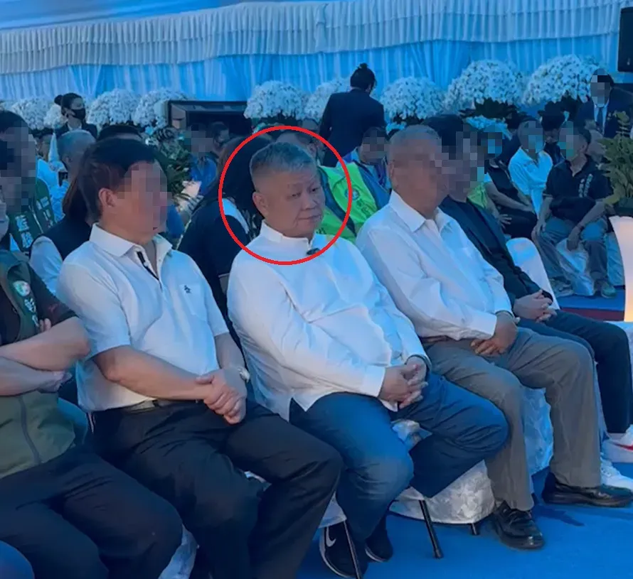 大甲鎮瀾宮董事長顏清標（左3）親赴告別式送好友最後一程。（圖／中天新聞）