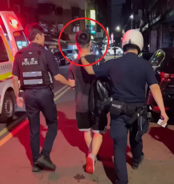 台北市內湖區17日晚間有15歲少年(左2)無照駕駛外公的休旅車上路,意外撞死路邊3人被捕。(圖/翻攝畫面)