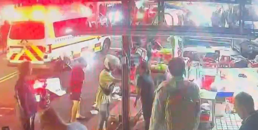 車禍發生後,因出現大量傷患,東湖市場周圍停滿了救護車和警車。(圖/翻攝畫面)