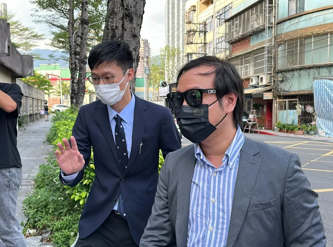 肇事少年家屬為兒子請了律師（右1）。（圖／中天新聞）