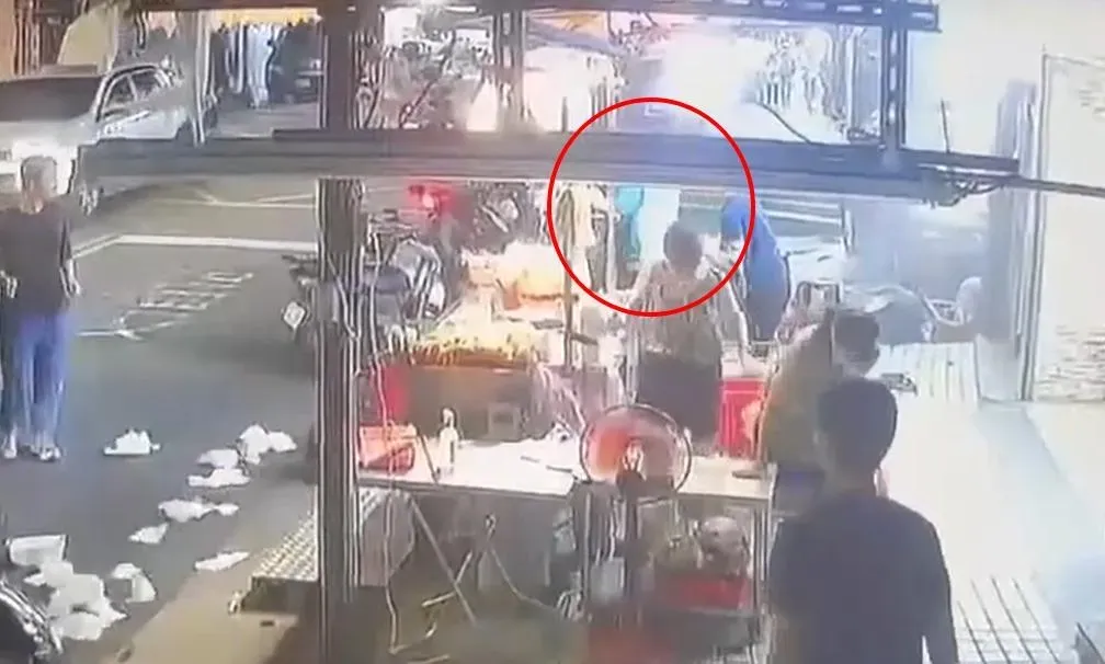 藍衣男與死神擦肩而過(圖/翻攝畫面)