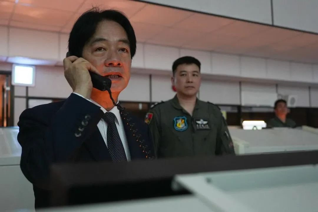 賴清德前往空軍作戰指揮部視察,並與飛行員通話,感謝飛行員保家衛國的辛勞。(圖/總統府提供)