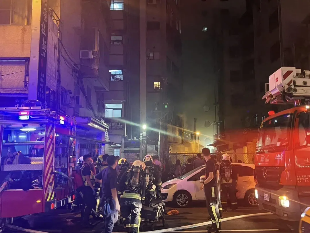 台中中區某公寓發生火警。(圖/翻攝自臺中消防-特搜大隊大誠分隊臉書)