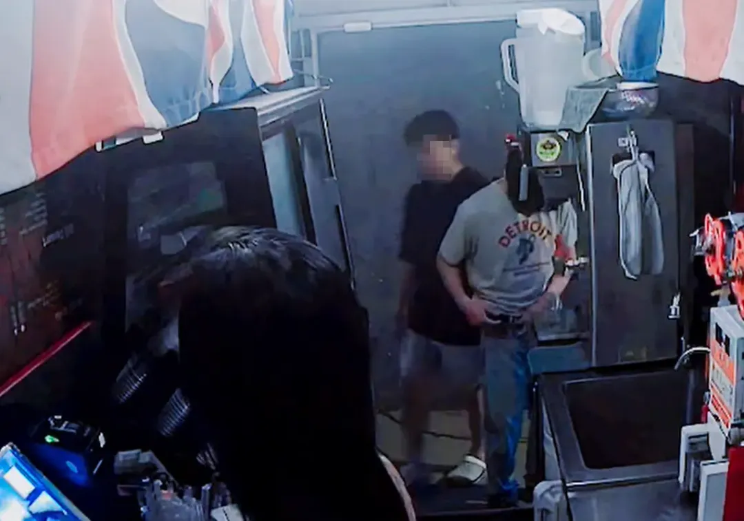 灰衣露鳥男發現有路人經過，還緊張地把解開的褲子提起來。（圖／翻攝自社會事新聞影音）