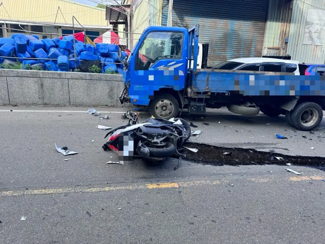 五股民義路發生嚴重車禍,1機車騎士去生命跡象。(圖/翻攝畫面)