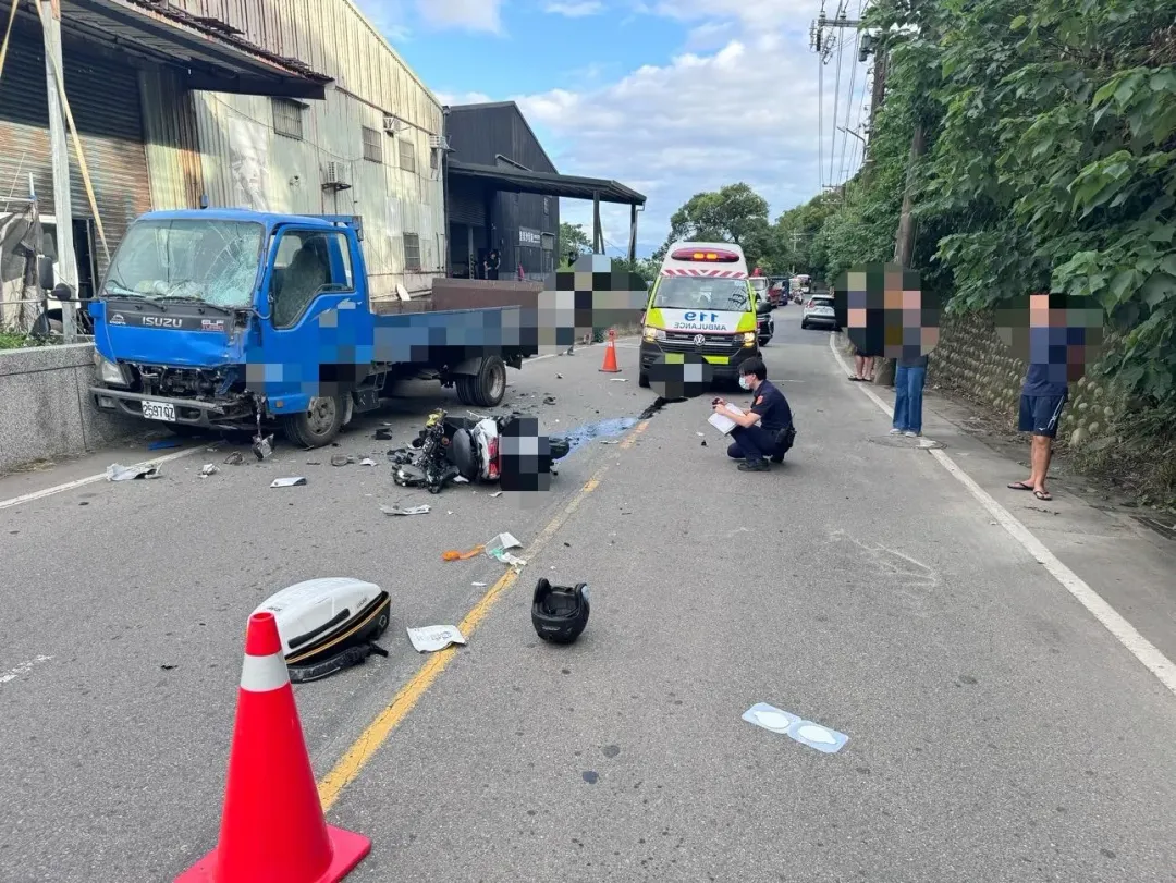 五股民義路發生嚴重車禍,1機車騎士去生命跡象。(圖/翻攝畫面)