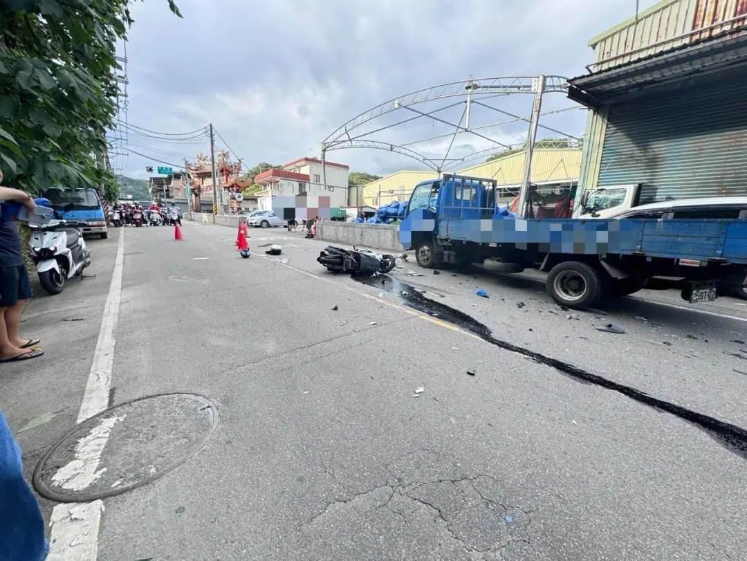 五股民義路發生嚴重車禍,1機車騎士去生命跡象。(圖/翻攝畫面)