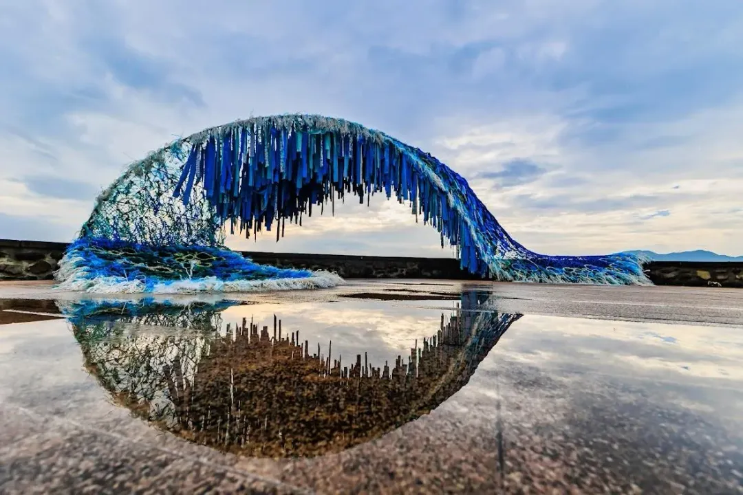 林資芬於金山中角灣遊客中心展出《造浪》，展期延至11月20日。(圖/北觀處提供)