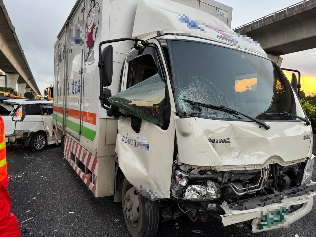 24歲林姓男子駕駛營大貨車,疑似未保持行車安全距離。(圖/翻攝畫面)