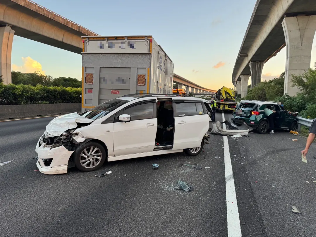 事故現場未有人員就醫,3名駕駛及5名乘客事後至醫院檢傷。(圖/翻攝畫面)