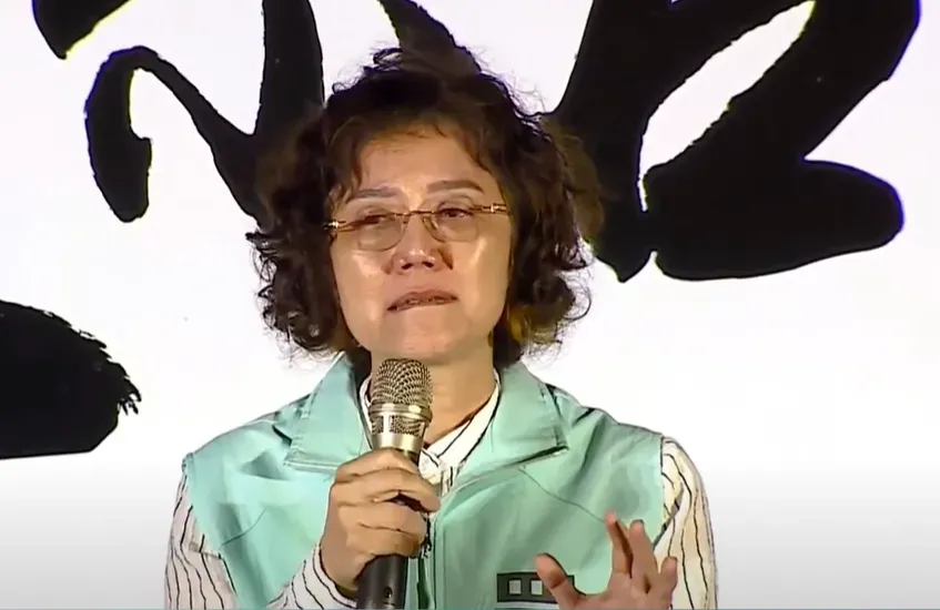 柯美蘭泣訴柯文哲遭司法不公對待。(圖/民眾黨)