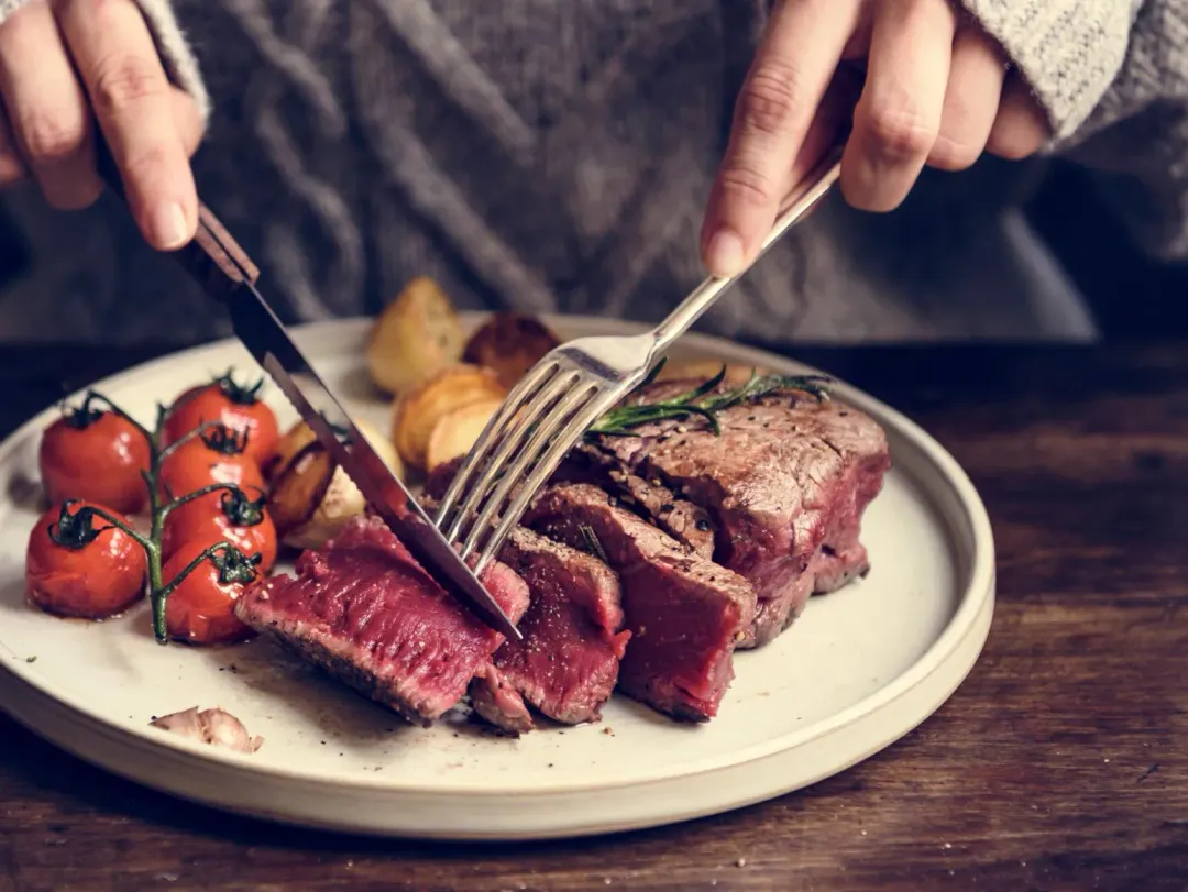 研究顯示，每天多吃一份紅肉（如牛排），糖尿病風險增加約10%-15%。（示意圖／Pixabay）