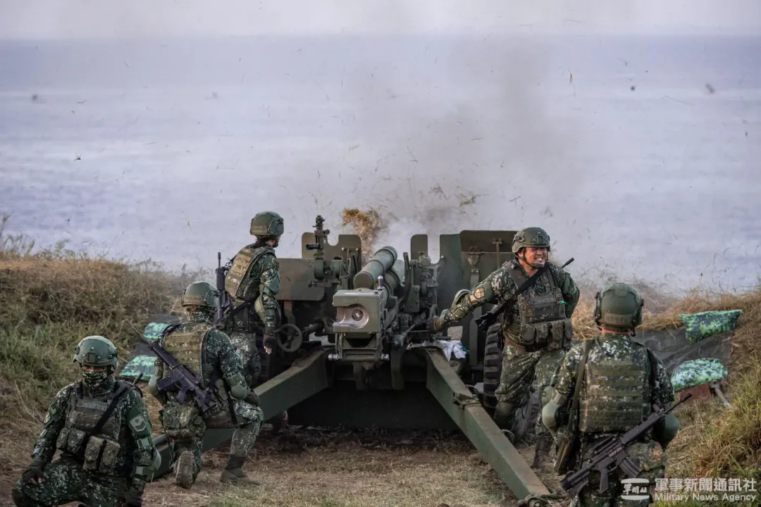 2023年「鎮疆」操演105公厘榴砲射擊。(圖/軍聞社)
