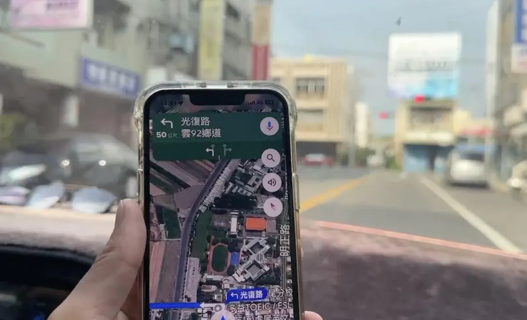 準備行經拜五街夜市附近時，導航系統要求在路口右轉，但語音竟然唸出了長達54個字的補習班名字。（圖／翻攝畫面）