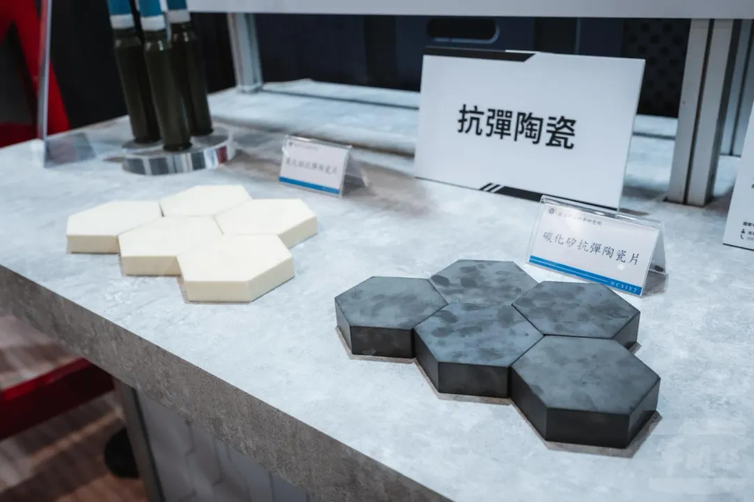 高防護性複合裝甲的碳化矽陶瓷片。(圖/軍聞社)