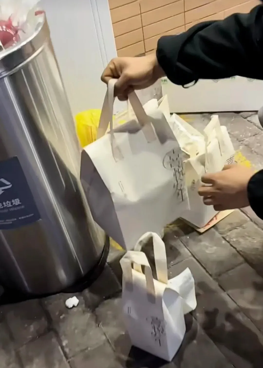 他曾在路邊垃圾桶撿到11杯全新未開封的奶茶。(圖/翻攝南風窗)