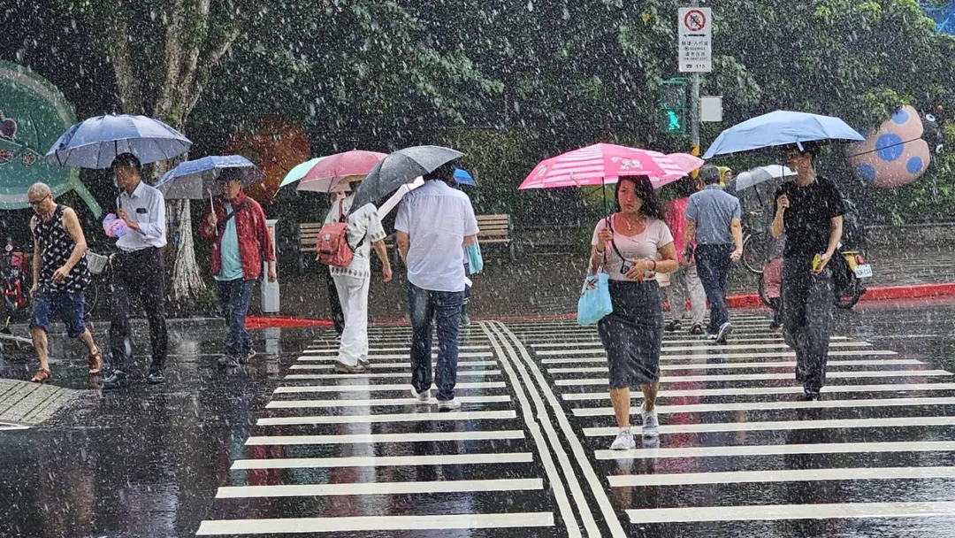今天鋒面逐漸南壓到臺灣北部海面，天氣更加不穩定。（示意圖／中天新聞）