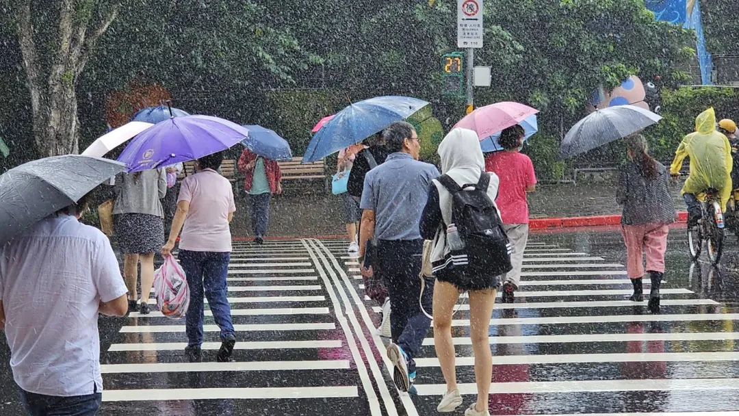 今（11）日受到颱風外圍環流與東北季風共伴效應影響，台灣多地降下大雨，各地明日是否停班停課備受關注。（示意圖/中天新聞資料照）