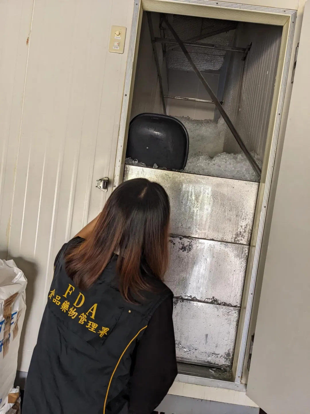 衛福部食藥署今（21）日公布「113年食用冰塊及包裝冰品製造業稽查專案」結果，其中有5家違規。（圖／食藥署提供）