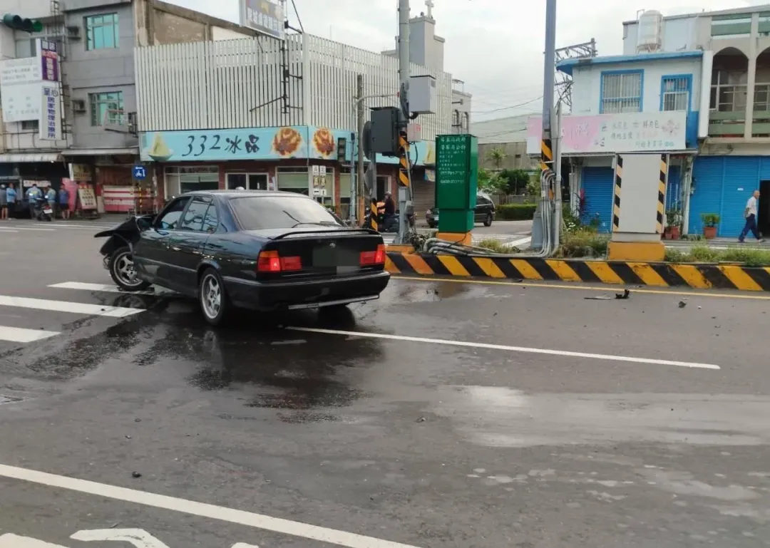 枋寮鄉中山路二段滷肉飯餐館，一年内二度被車禍波及。（圖/中天新聞）