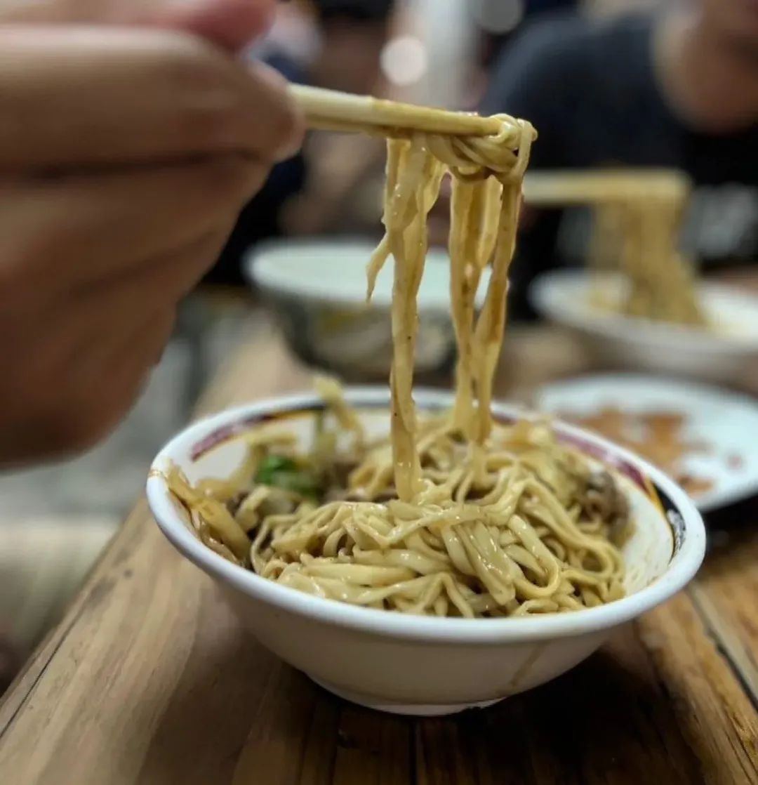 招牌麻醬乾麵也加入榨菜肉絲,豐富香味和口感。(圖/翻攝自Facebook@山東麻醬麵)