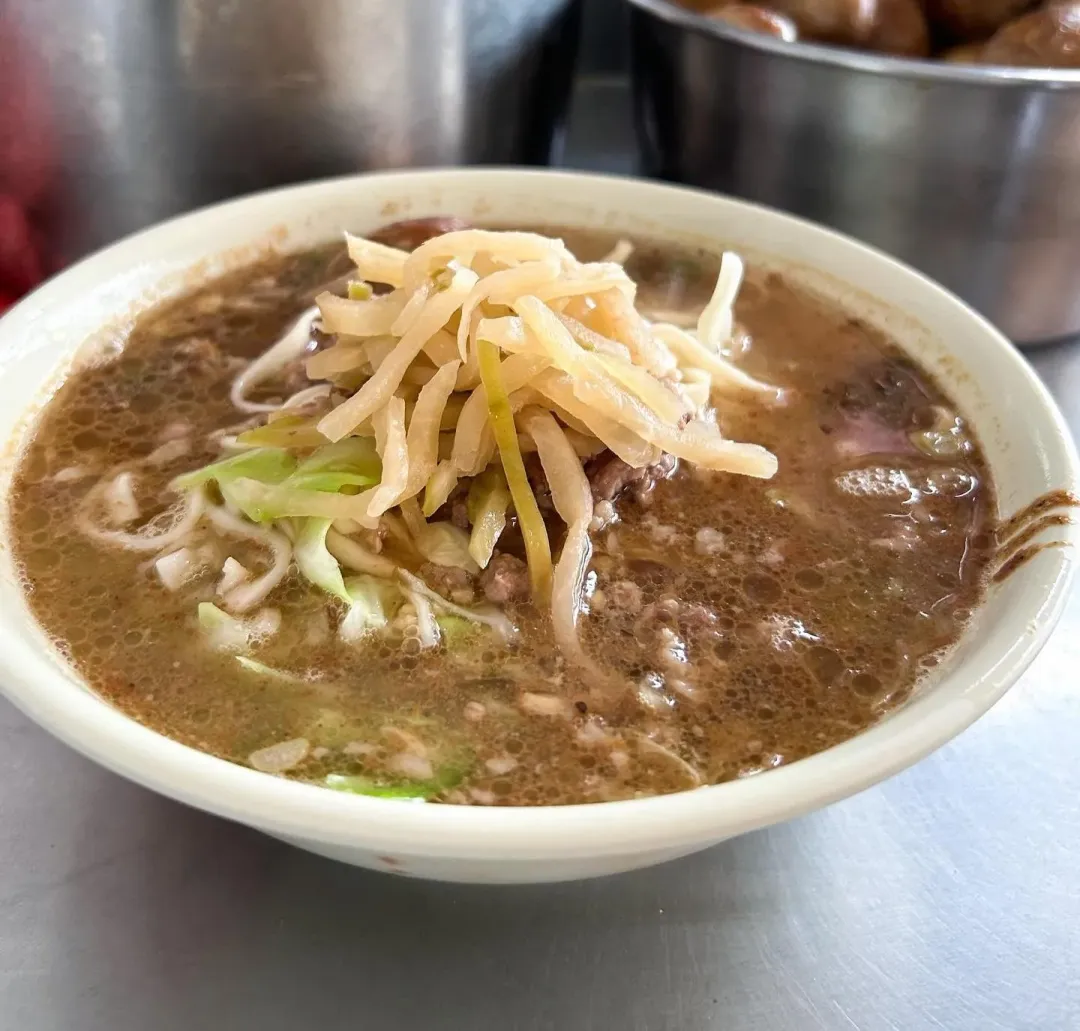 特色「麻醬湯麵」結合麻醬香氣和清湯,加上榨菜肉絲,受到許多在地老顧客歡迎。(圖/翻攝自Facebook@山東麻醬麵)