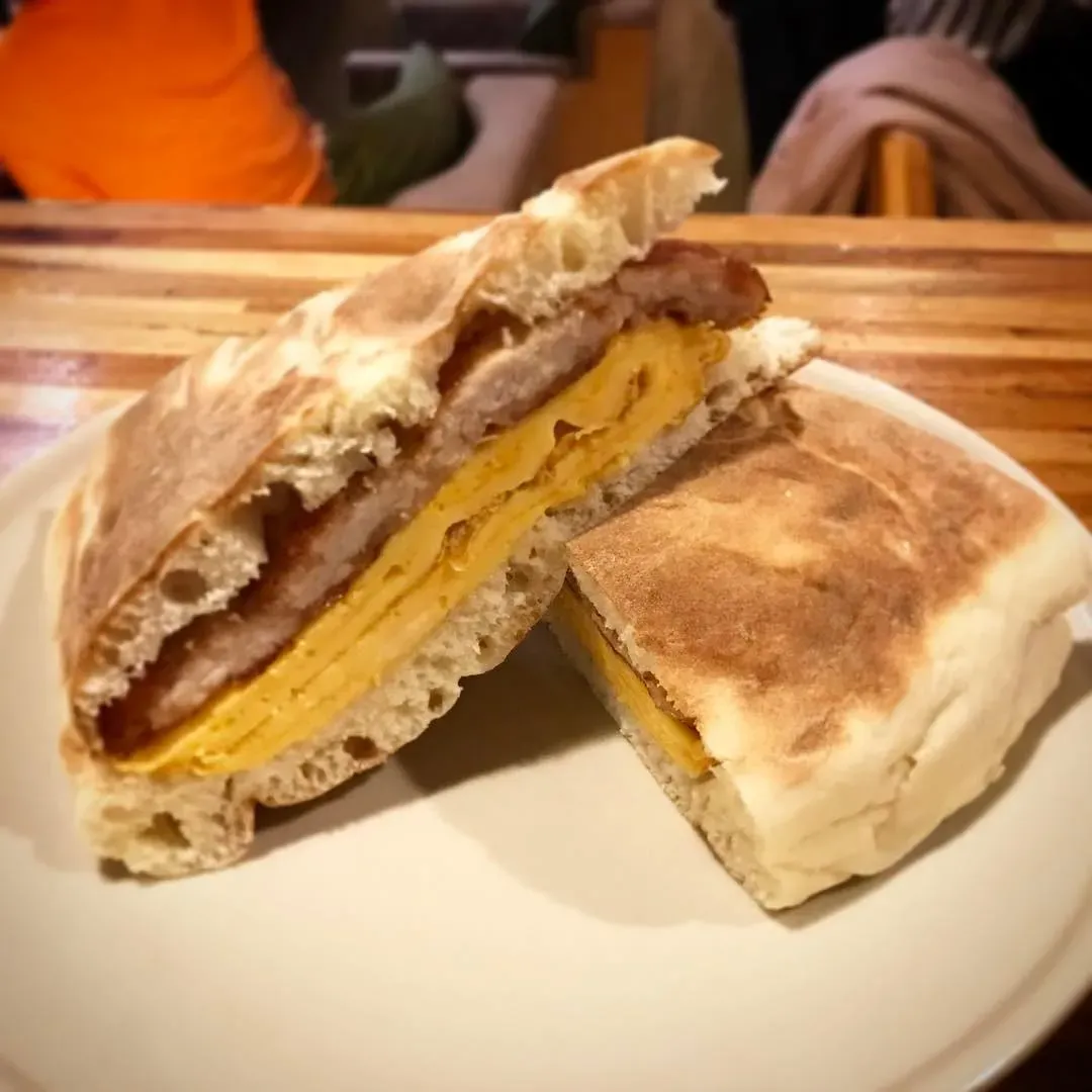 店內提供的三明治是由類似山東大餅取代吐司製成,美食家徐天麟也多有稱讚。(圖/翻攝自Instagram@perch_cafe)